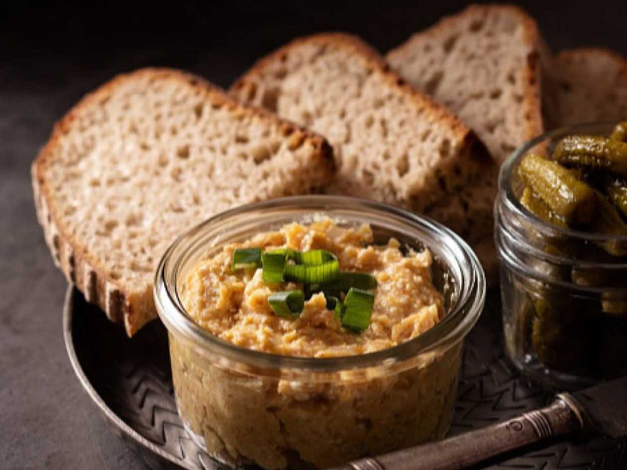 Škvarková pomazánka, čerstvý chléb 4ks