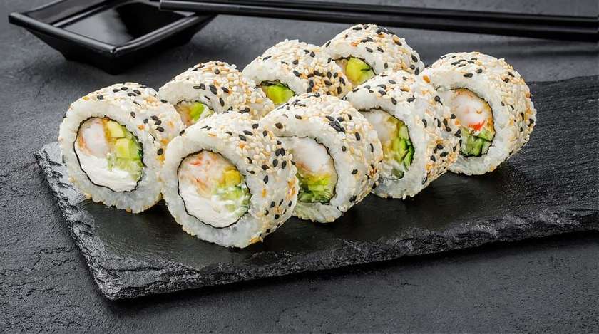 Рол Філадельфія з креветкою в кунжуті