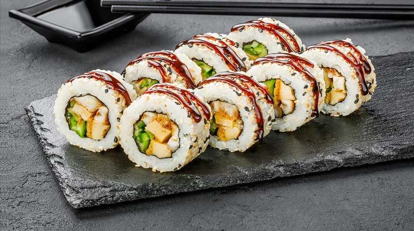 Рол Каліфорнія з вугрем в кунжуті