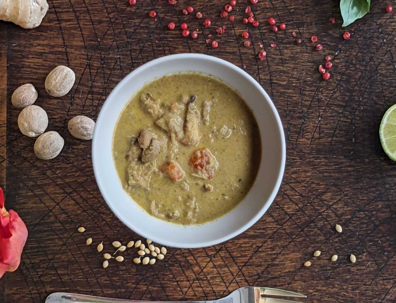 HAPPY HOUR -25% Kuracie stehná v rogan josh omáčke s bylinkovým jogurtom /A7/