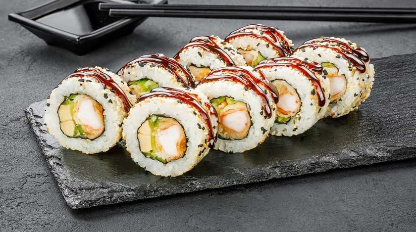 Рол Каліфорнія з креветкою в кунжуті