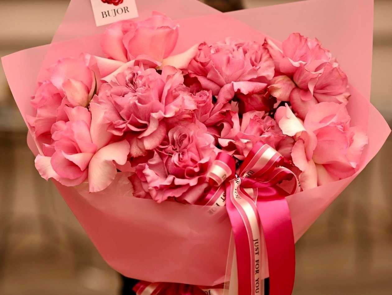 Bouquet with 11 Pink Roses in Shades of Pink