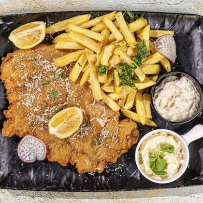 Snițel de porc cu cartofi prajiti si pasta de usturoi