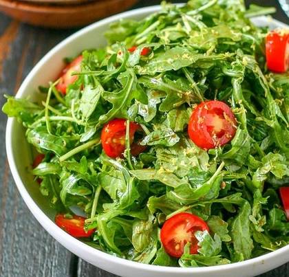 Salata rucola cu rosi cherry si parmezan