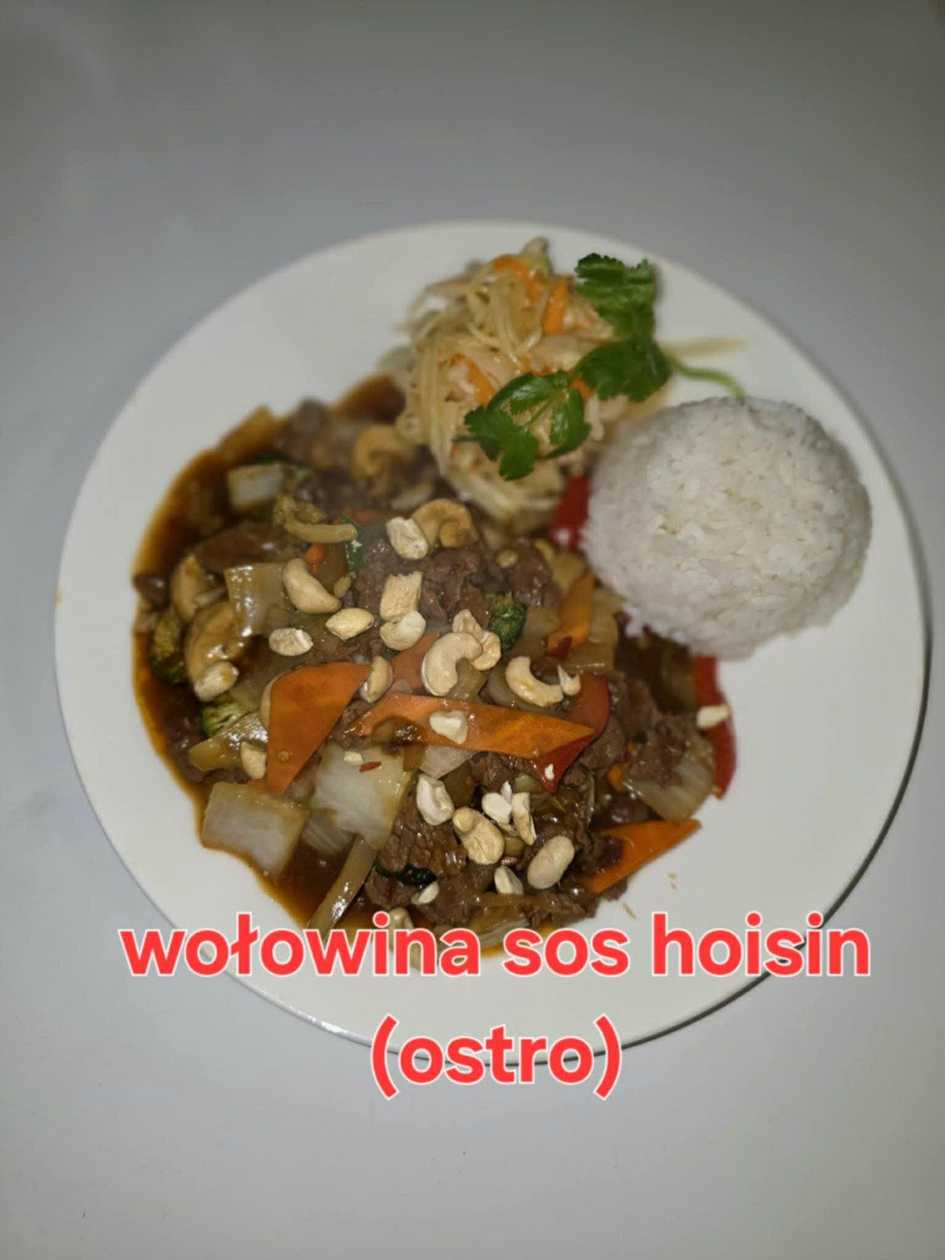 WOŁOWINA Z  HOISIN SOSEM, ORZECHAMI NERKOWCĄ(pikantna)
