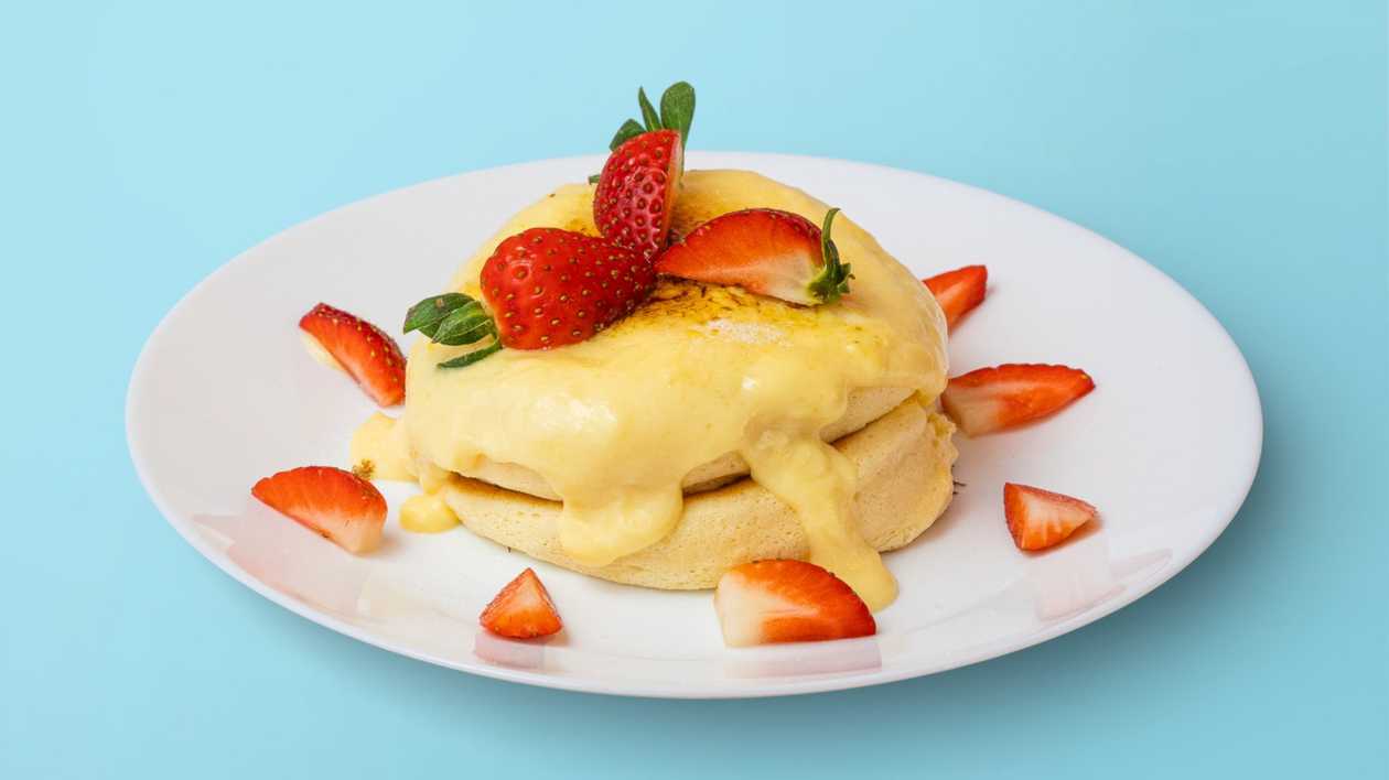 Crème Brûlée Pancakes with Strawberries