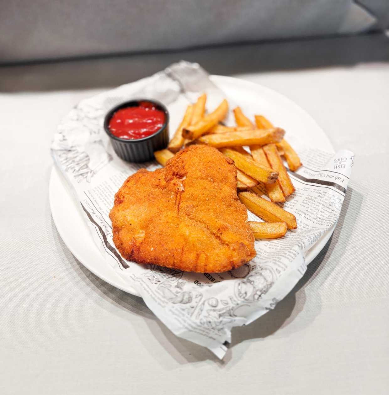 Șnițel de Pui cu Cartofi Prăjiți