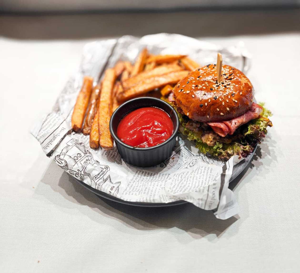 Mini Cheeseburger cu Cartofi Prajiti