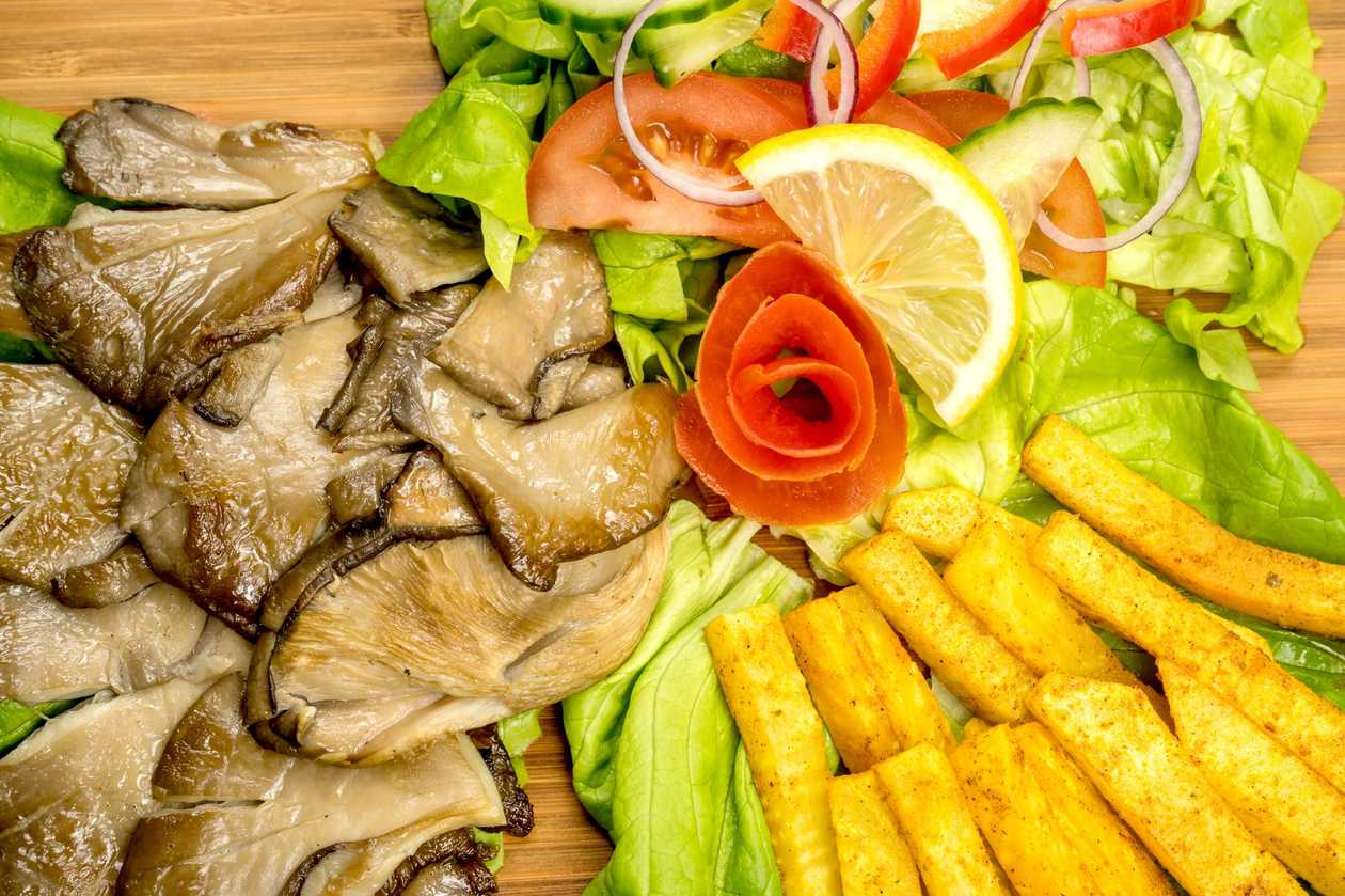 Grill pleurotus cu "cartofi din ţelină" şi salată + sos de caju si mustar - vegan/fara gluten
