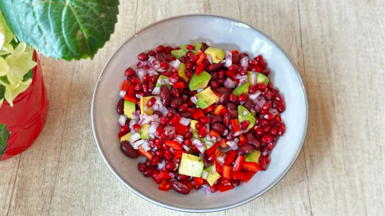 Salată cu fasole roşie, avocado şi rodie - vegan