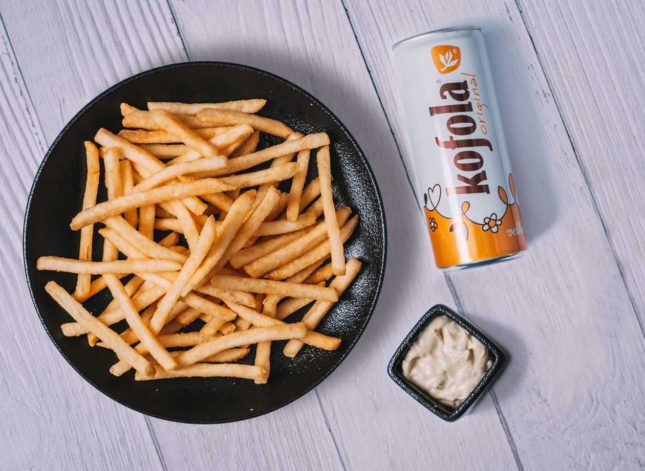 Pečený česnek omáčka, hranolky, kofola