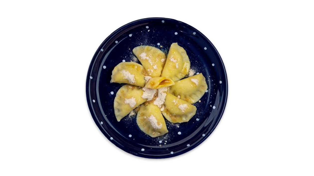 Domáce marhuľové pirohy s maslom + strúhanka a cukor. (250g) /1,7/