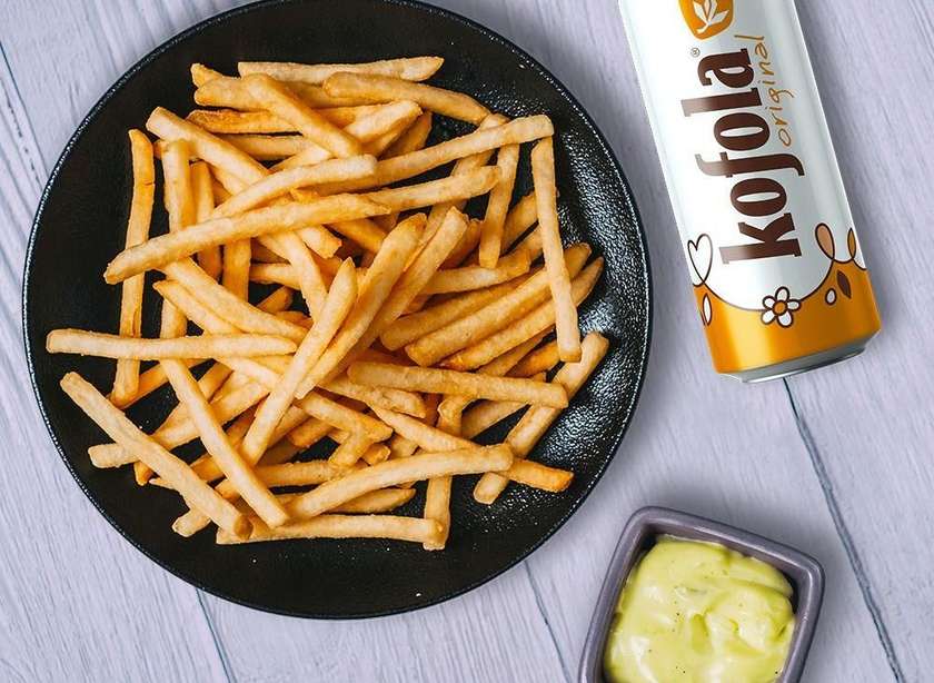 Jalapeňo omáčka, hranolky, kofola