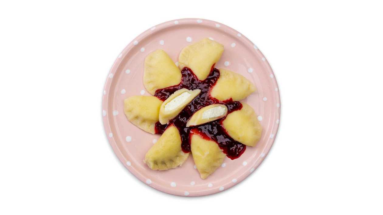 Domáce tvarohové pirohy s maslom + orechy a cukor.  (250g) /1,7/