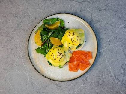 Бенедикт з лососем та трюфельно-апельсиновим голландським соусом.