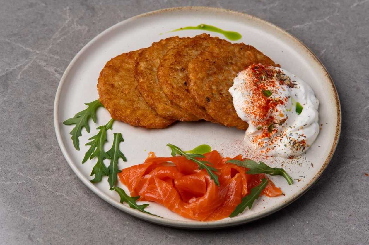 Деруни з лососем  та йогуртовим соусом