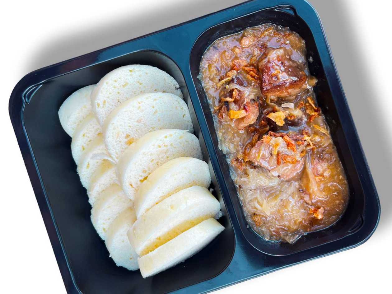 Moravský vrabec se zelím, houskový knedlík