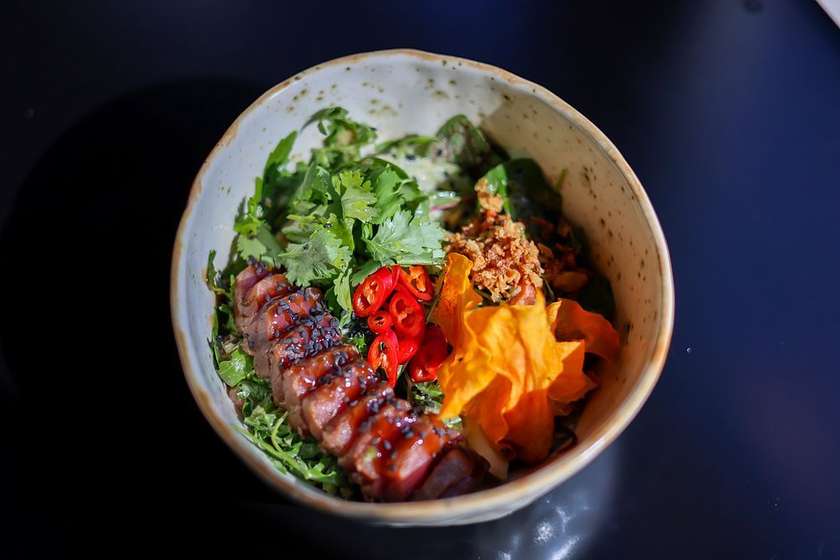 Салат з тунцем Татакі та печеними овочами