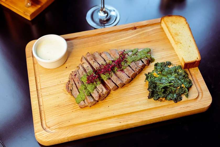 Фланк стейк з сальсою верде із сирним кейлом