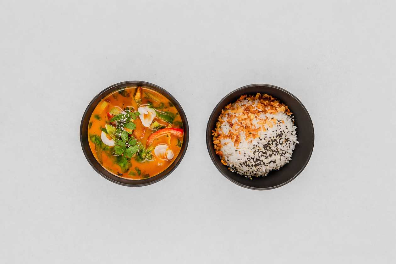 Červené curry s restovaným pak choi