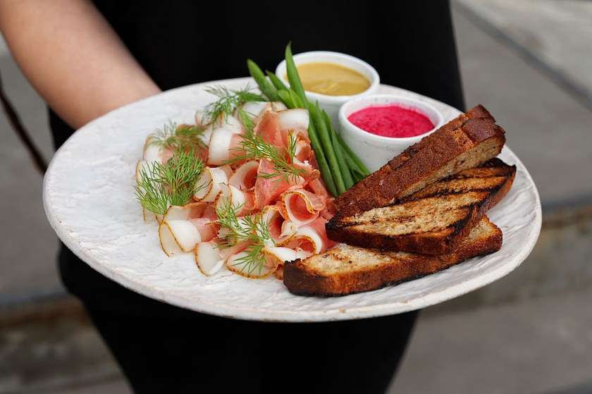 Сало з проріззю та часниковим хлібом