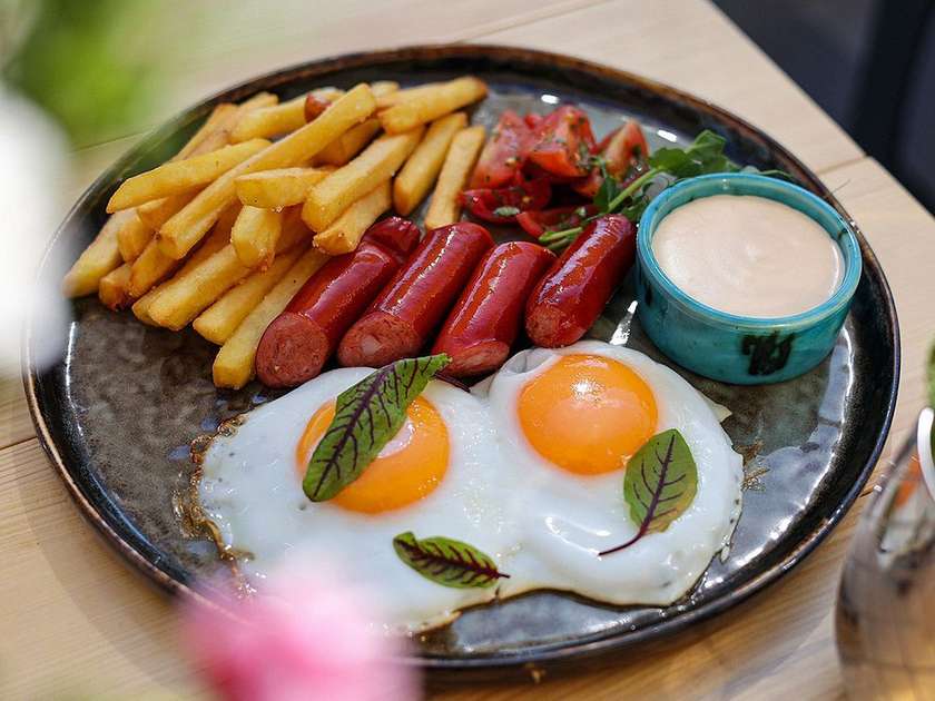 Яєчня з ковбасками та картоплею фрі