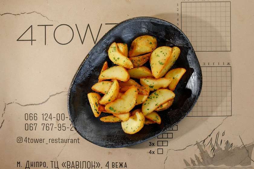 Картопля скибками з часником та зеленню