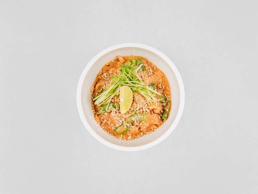 Ryžové rezance s arašidovou omáčkou a kuracím mäsom