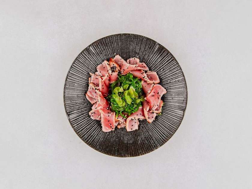 Tuna Steak na teriyaki omáčke, farebný sezam,mangold,wakame