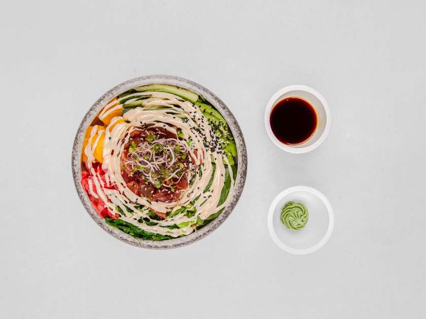 Poke bowl s marinovaným tuniakom