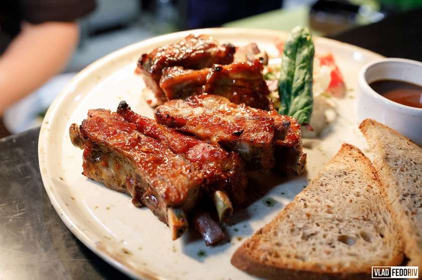 Ребра свинячі з соусом барбекю