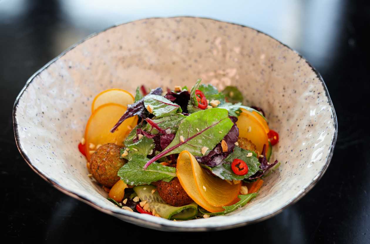 Салат з хурмою та фалафелем