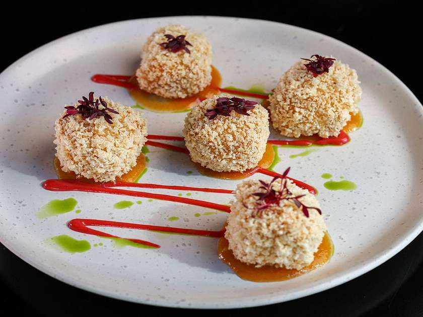 Смажений брі з абрикосовим варенням