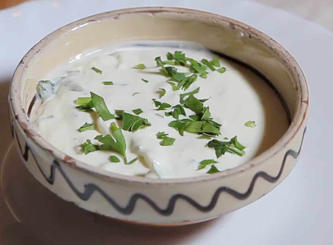 GARLIC SAUCE WHIT SOUR CREAM