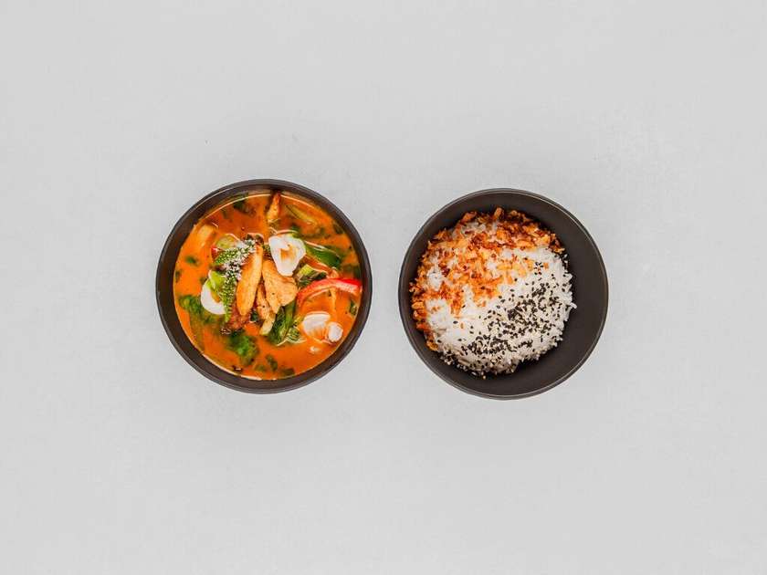 Červené curry s pak choi a kuracím mäsom