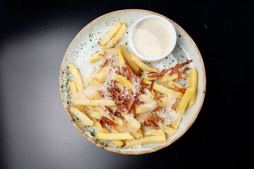 Картопля фрі з сиром та беконом