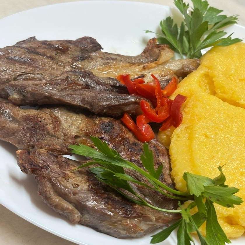 Pastramă de Oaie la Tigaie cu Mămăliguță