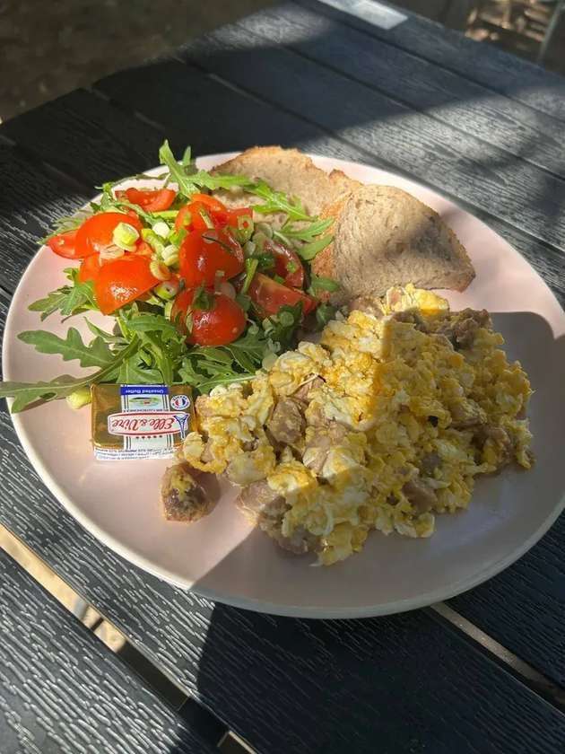 Oua scrambled cu salsicia (carnati tiscani)