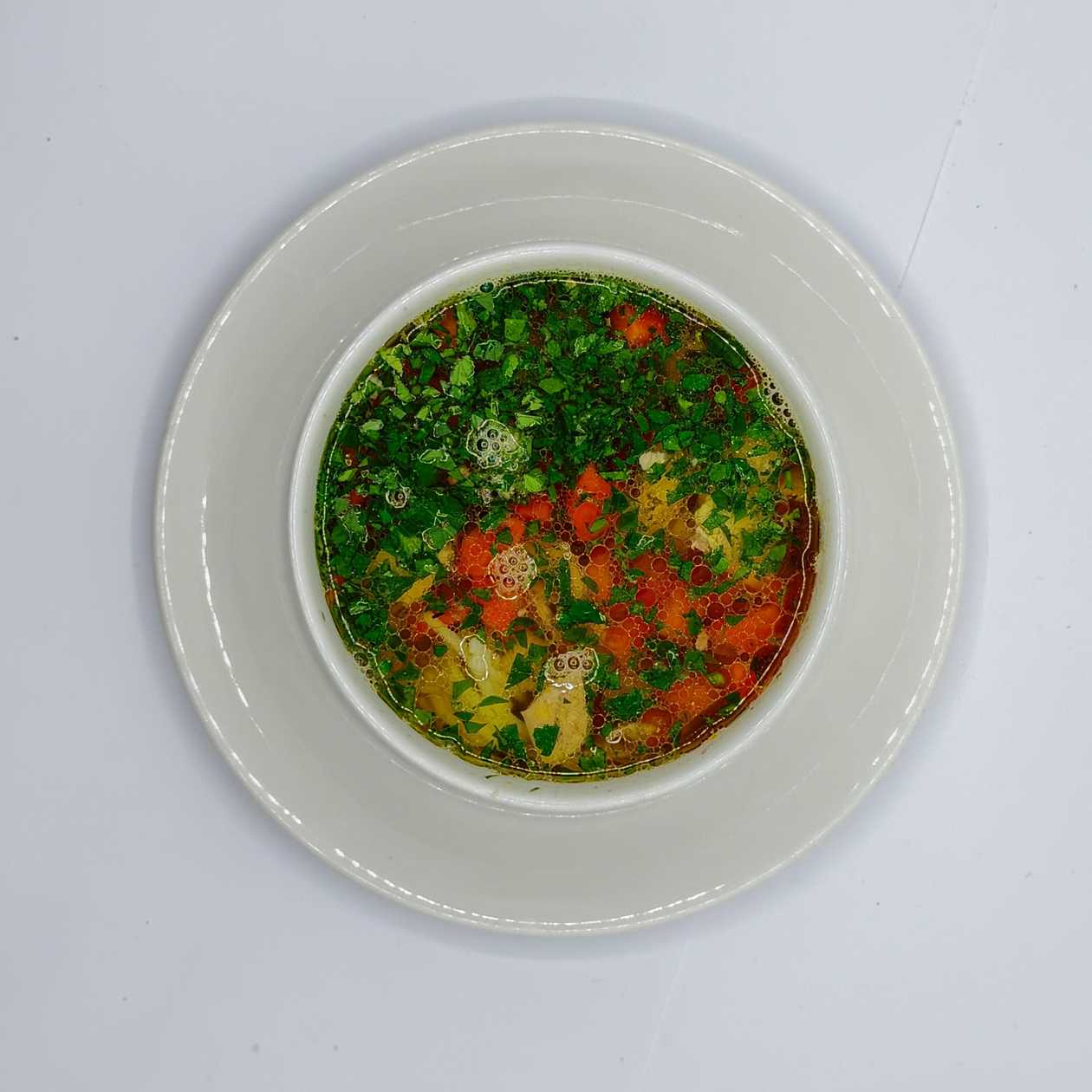 Domáci slepačí vývar s mäsom, cestovinou a zeleninou