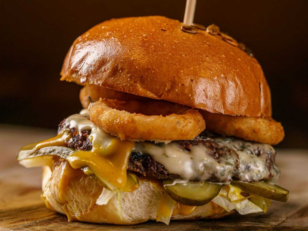 Burger cu blue cheese [doar burger]
