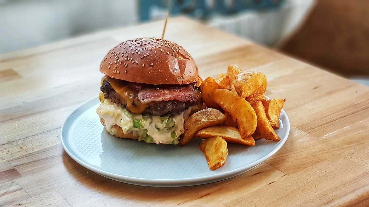 Burger din carne de vita cu cartofi wedges