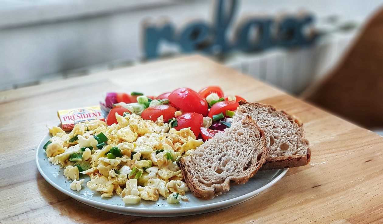 Oua scrambled cu branza feta si marar