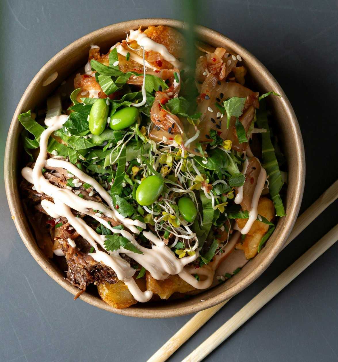 Zapiekane ziemniaczki koreańskie z szarpanym Kurczakiem i cheddarem