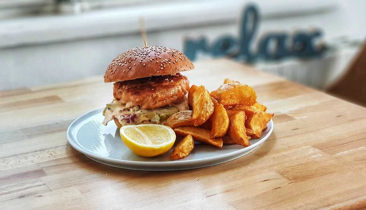 Burger de somon cu cartofi wedges