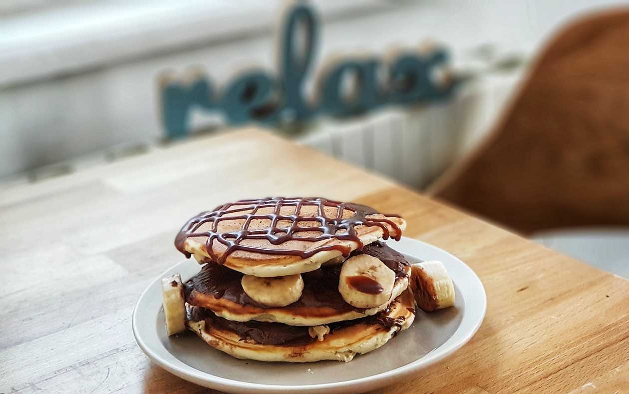 Clatite americane cu nutella, banane si nuci