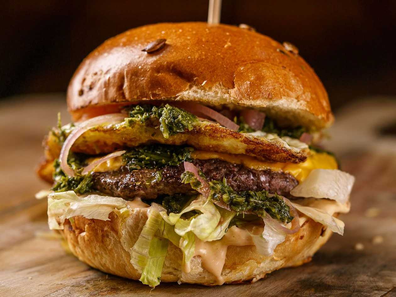 Burger cu ou și chimichurri [doar burger]
