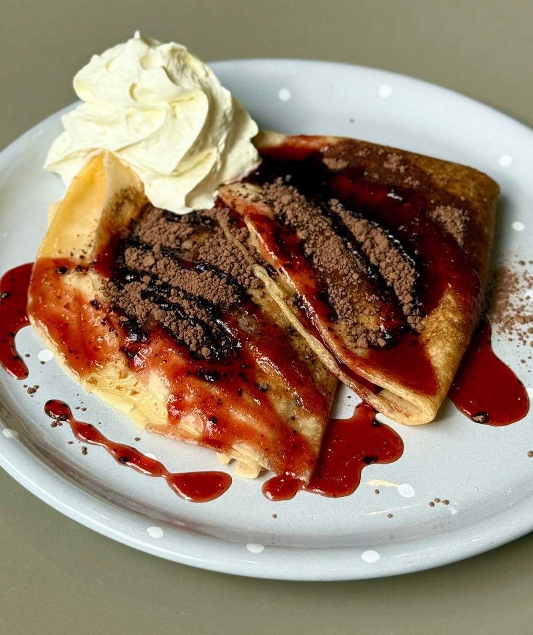 Palacinky s lekvárom, grankom, šľahačkou a topingom