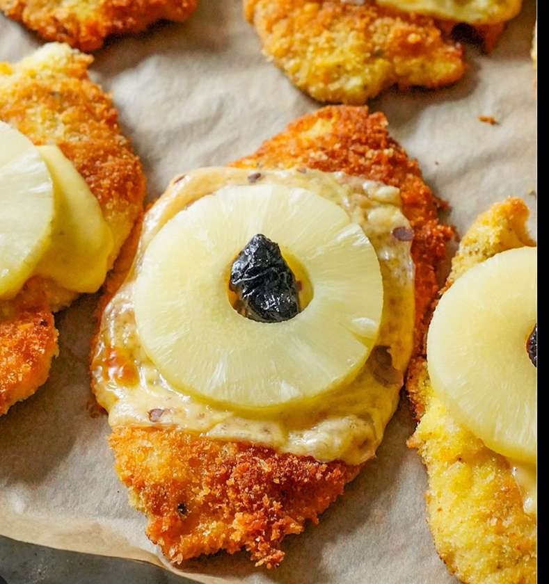 Kotlet schabowy zapiekany serem i pieczarkami