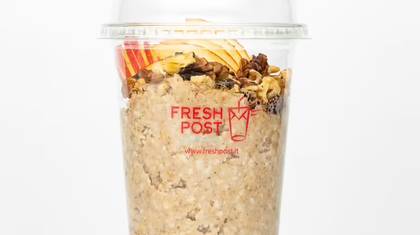 Oatmeal with walnuts and cinnamon