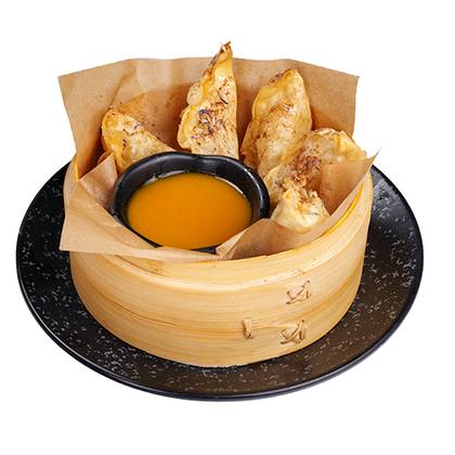 Pierożki gyoza z jabłkiem i sosem mango